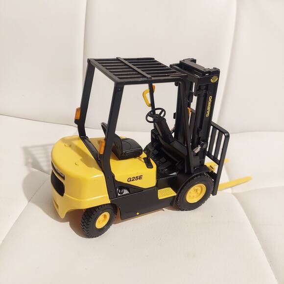 New Clover Daewoo Forklift G25E D25S 1/20 Diecast Model Construction Vehicle - Picture 3 of 6